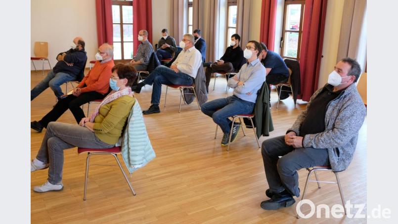 Unter den Corona-Infektionsschutzbedingungen war in der Marktgemeinderatssitzung der Zuhörerbereich des Pfarrzentrums voll besetzt. Bild: do