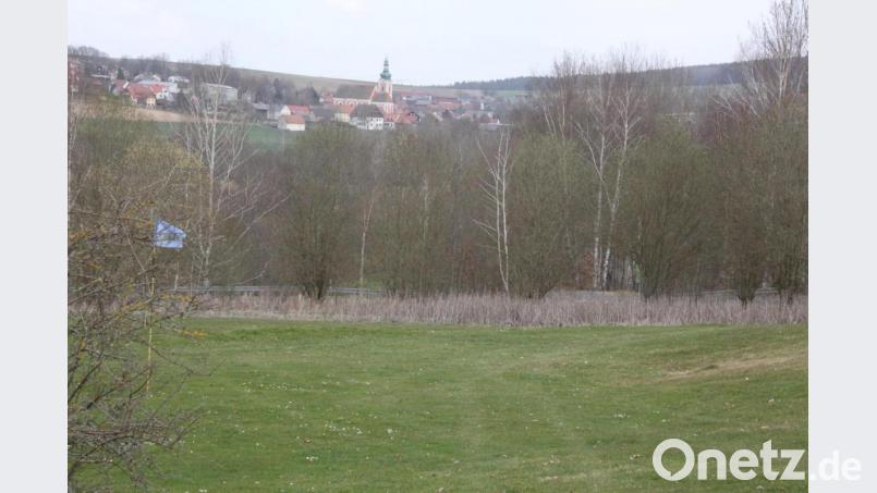 Von der Anlage des Golfclubs Stiftland aus bietet sich ein schöner Blick auf Bad Neualbenreuth. Bild: kro