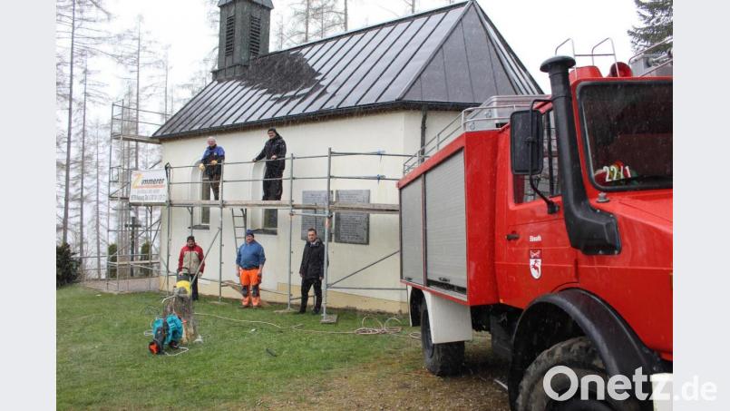 Bürgermeister Wolfgang Söllner (rechts) bedankte sich für das ehrenamtliche Engagement von Rudi Rubenbauer, Hubert Becher, Gemeindemitarbeiter Alexander Schmidt und Kirchenpfleger Stefan Kausler (von links). Bild: soj