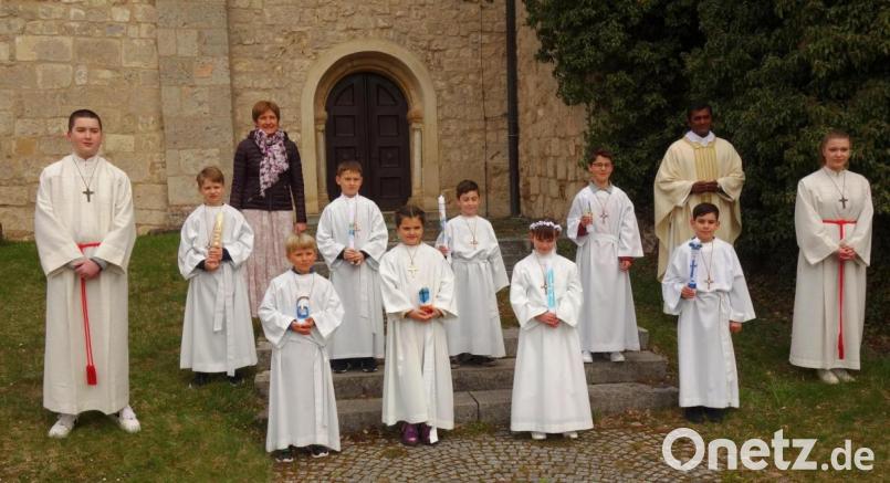 Die acht Kastler Kommunionkinder mit den Ministranten, Religionslehrerin Franziska Kneißl (hinten links) und Pfarrer Thomas Sanikommula (hinten rechts) nach dem feierlichen Gottesdienst. Bild: jp