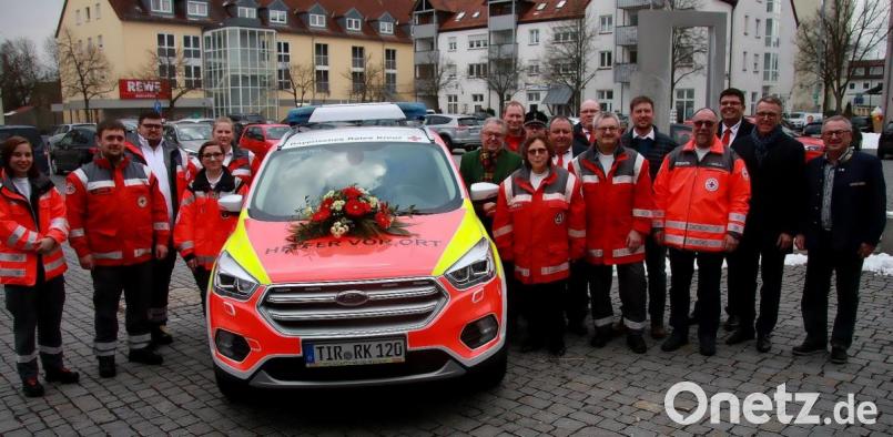 Das neue Fahrzeug der „Helfer vor Ort“ (HvO) wurde im Februar vergangenen Jahres beim Rathaus gesegnet und in Dienst gestellt. „Wir hatten einfach nur Glück und konnten diesen Termin noch rechtzeitig durchziehen“, betont Bereitschaftsleiter Robert Wolfrum in Bezug auf die danach folgende Pandemie. Archivbild: wro