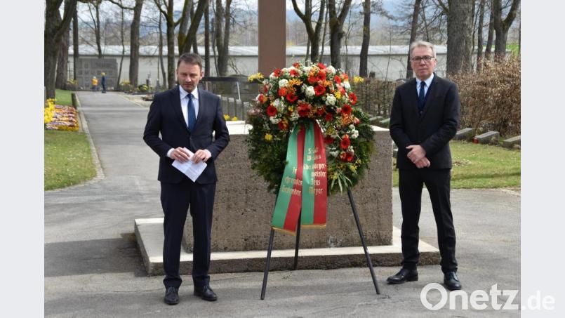 An zentraler Stelle im Stadtfriedhof legen OB Jens Meyer und Bürgermeister Reinhold Wildenauer den Gedenkkranz nieder. Bild: hcz