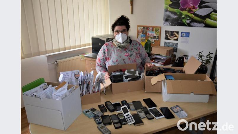 Die zuständige Mitarbeiterin der Caritas-Sozialstation, Anna-Maria Sellmeyer, war überwältigt ob der Resonanz auf die Handy-Sammelaktion und freut sich auf weitere Spenden. Bild: fdl