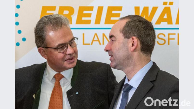 Hubert Aiwanger (Freie Wähler, rechts), stellvertretender bayerischer Ministerpräsident und Wirtschaftsminister mit FW-Fraktionschef Florian Streibl Archivbild: Armin Weigel