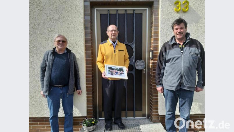 Jubilar Helmut Unterburger (Mitte) freut sich über die Glückwünsch vom Dorfmusikanten-Leiters Willi Prechtl (links) und dem CSU-Vorsitzenden Günther Daubner (rechts). Unterburger gehört seit 55 Jahren der CSU an. Bild: gis