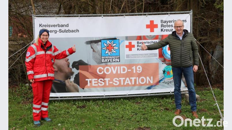 Wasserwacht-Vorsitzende Marie Hirsch und Bürgermeister Bernhard Lindner freuen sich, dass es mit dem Donnerstag nun einen zweiten Testtag in Hahnbach gibt. Bild: Daniel Weidner/exb
