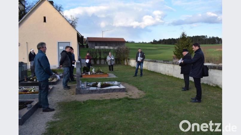 Der Friedhof in Weidenthal wird um ein Urnenfeld entlang der Friedhofsmauer erweitert. Vor Ort legte der Gemeinderat die einzelnen Punkte der Gestaltung fest. Bild: bnr