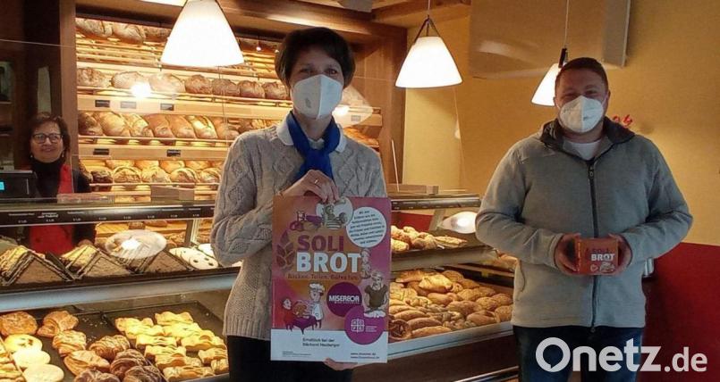 Frauenbund-Vorsitzende Irmgard Sellmeyer freut sich über die Unterstützung von Bäckermeister Karl Heuberger bei der Solibrot-Aktion. Bild: u