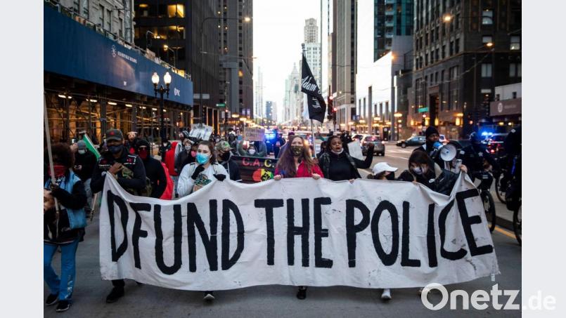 Demonstranten nehmen an einem Protestmarsch nach dem Tod von Daunte Wright teil. Foto: Ashlee Rezin Garcia/Chicago Sun-Times/AP/dpa Bild: Ashlee Rezin Garcia