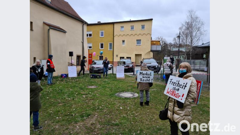 In einem abgesperrten Bereich versammelten sich die Teilnehmer um gegen die Corona-Maßnahmen bei Kindern zu demonstrieren. Bild: sne