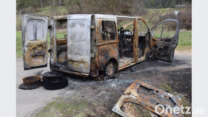 Seit drei Wochen schon steht ein ausgebrannter Kleintransporter am Straßenrand zwischen Schmidmühlen und Adertshausen. Bild: bö