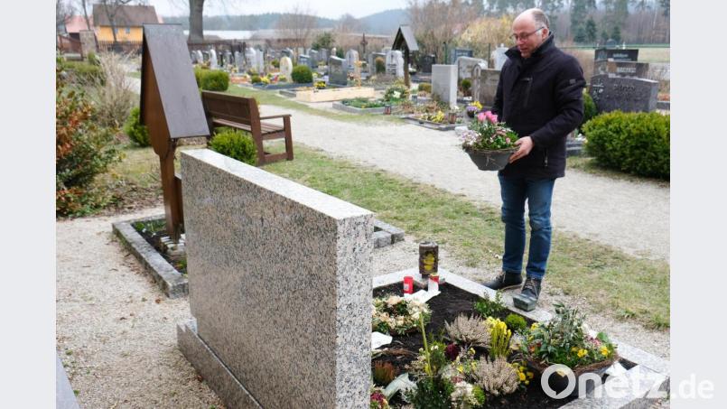 Im Rahmen des bundesweiten Gedenkens an die Corona-Opfer legte Bürgermeister Albert Nickl am Sonntag an den Gräbern der Speinsharter Covid-Toten Blumenschalen nieder. Bild: do