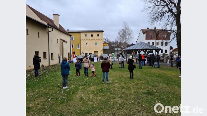In einem abgesperrten Bereich versammelten sich die Teilnehmer um gegen die Corona-Maßnahmen bei Kindern zu demonstrieren. Bild: sne