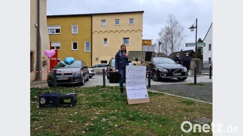 Organisatorin Silvia Stark hatte in den Stadtpark eingeladen und eröffnete die Versammlung. Bild: sne