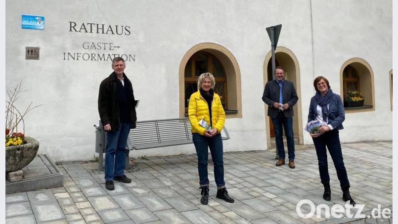 Zusammen mit Bürgermeister Frank Zeitler (Zweiter von rechts) stellten sie das Programm für die Stadtführungen in Nabburg vor (von rechts): Martina Hölzl aus dem Büro der städtischen Gäste-Information, Irene Ehemann als Vorsitzende der Gästeführer und Stadtheimatpfleger Raphael Haubelt. Bild: Wilhelm Amann