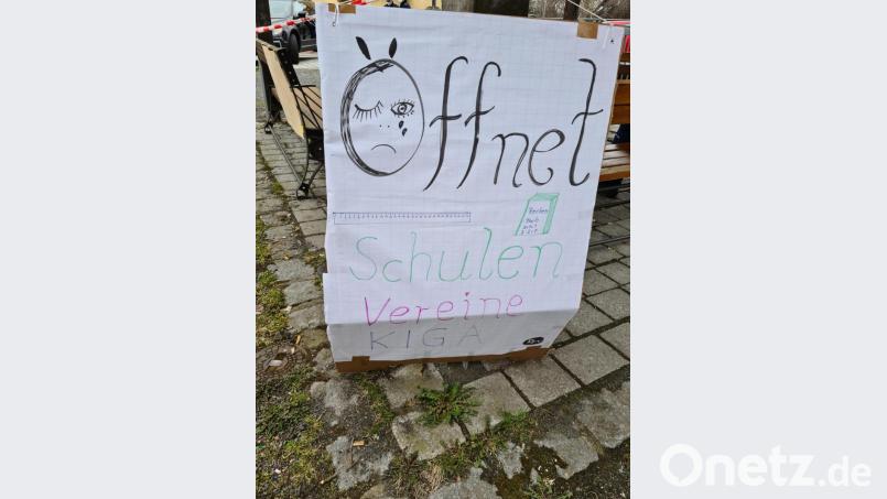 Mit vielen Plakaten machten Veranstalter und Teilnehmer auf ihre Sorgen wegen der Corona-Maßnahmen aufmerksam. Bild: sne