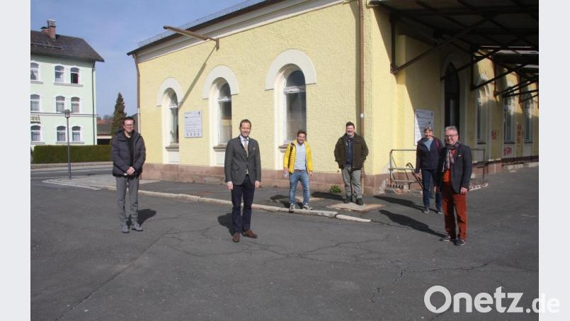 Bei einem Ortstermin am Wiesauer Bahnhof informierte sich MdB Albert Rupprecht (Zweiter von links) über die dort anstehenden Maßnahmen. Mit anwesend waren Architekt Uwe Reil (links) sowie (von rechts) Bürgermeister Toni Dutz, Rita Korb (Frauen-Union), Oliver Zrenner (CSU) und Zweiter Bürgermeister Michael Dutz. Bild: wro