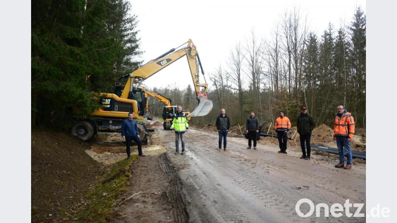 Bürgermeister Sebastian Hartl. Christian Faderl, Stefan Luber, beide Ingenieurbüro Renner und Hartmann, Geschäftsleiter Michael Gräf, Markt Luhe-Wildenau, Stephan Gloßner, Bauhofleiter Markt Luhe-Wildenau, Stephan Lüttig und Robert Mergner, beiden Firma Rädlinger (von links) treffen sich im Baustellenbereich zu ihrem regelmäßigen "Jour-Fixe", um den weiteren Fortgang der Baumaßnahme zu besprechen. Bild: bey