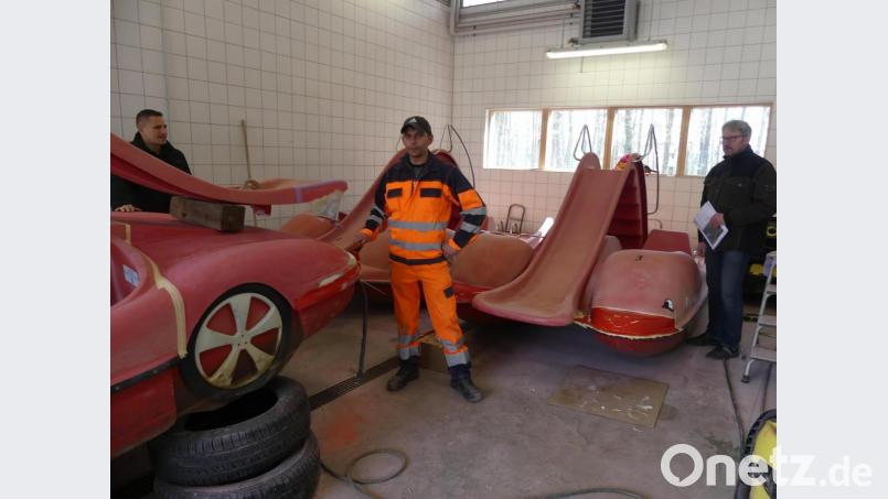 Der Bauhof wird zur Werft der Rußweiherflotte umfunktioniert. Christian Schmidt informiert Bürgermeister Marcus Gradl und Bauhofleiter Norbert Braun über die Schäden der vergangenen Saison und die erforderlichen Instandsetzungsarbeiten. Bild: rn