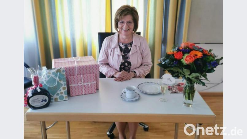 Gisela Reger geht in den Ruhestand. Zum Abschied gab es noch einige Geschenke von der Tourismuszentrale. Bild: Tourismuszentrale Fichtelgebirge/exb