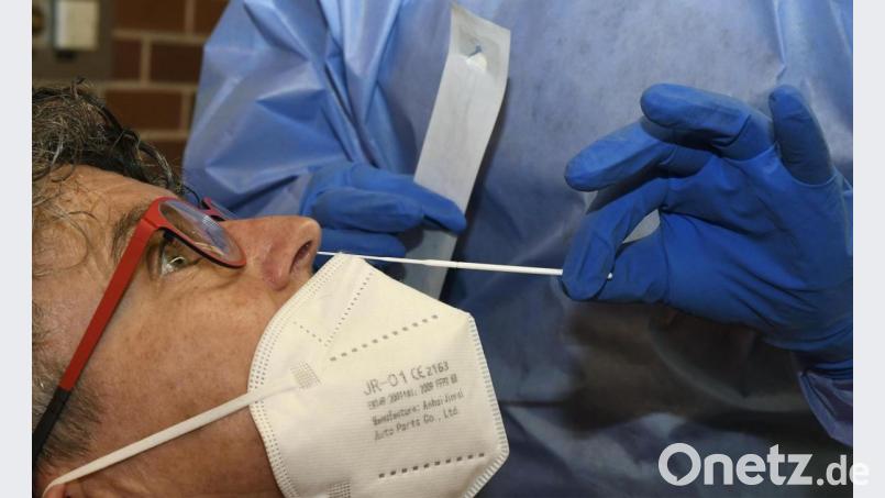 Ab Montag gilt die Corona-Testpflicht für Betriebe auch in Amberg und Sulzbach-Rosenberg: Die Test-Prozedur mit dem Stäbchen müssen dann viele Arbeitnehmer über sich ergehen lassen. Bild: Petra Hartl