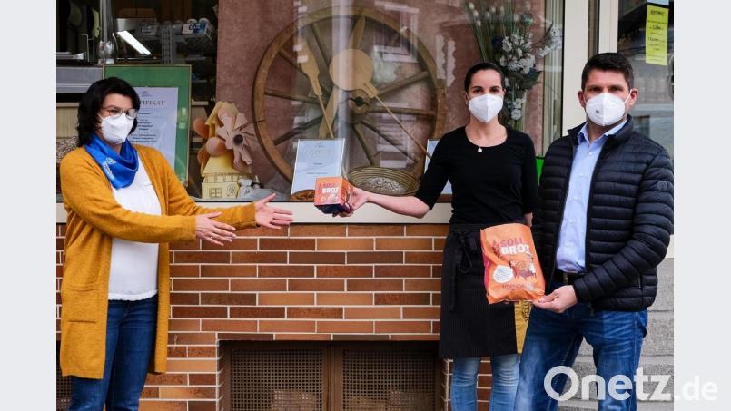Veronike und Andreas Brandstätter übergeben die Spenden aus der Solibrotaktion an Heike Krafczyk vom Frauenbund Teunz. Bild: tkr