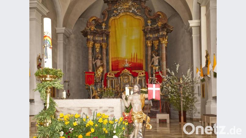 Den Hochaltar ziert in der Osterzeit heuer ein Kunstwerk der Künstlerin Regine Martin. Bild: njn