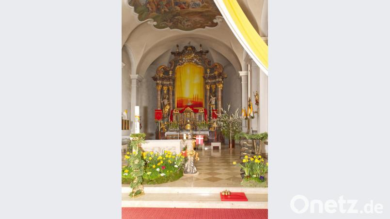 Den Hochaltar ziert in der Osterzeit heuer ein Kunstwerk der Künstlerin Regine Martin. Bild: njn
