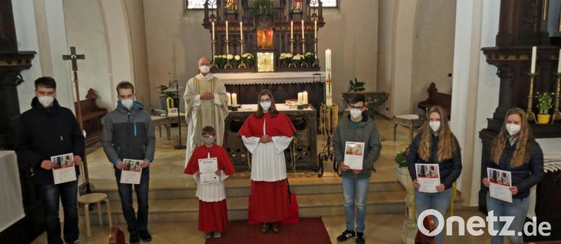 Langjährige Ministranten verabschiedete Pfarrer Heribert Englhard in St. Marien Rothenstadt. Der 10-jährige Jakob Utz steht als Neuministrant bereit. Bild: Dobmeier