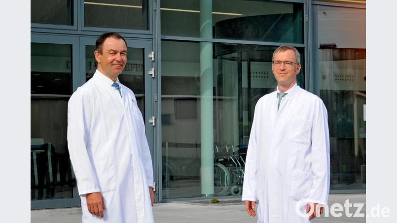 Dr. Christoph Eckstein (rechts) ist künftig als Oberarzt im Team von Dr. Horst Schneider, Chefarzt Unfallchirurgie, Orthopädie und Sportmedizin am Krankenhaus St. Barbara Schwandorf, tätig. Bild: Claudia Seitz/exb