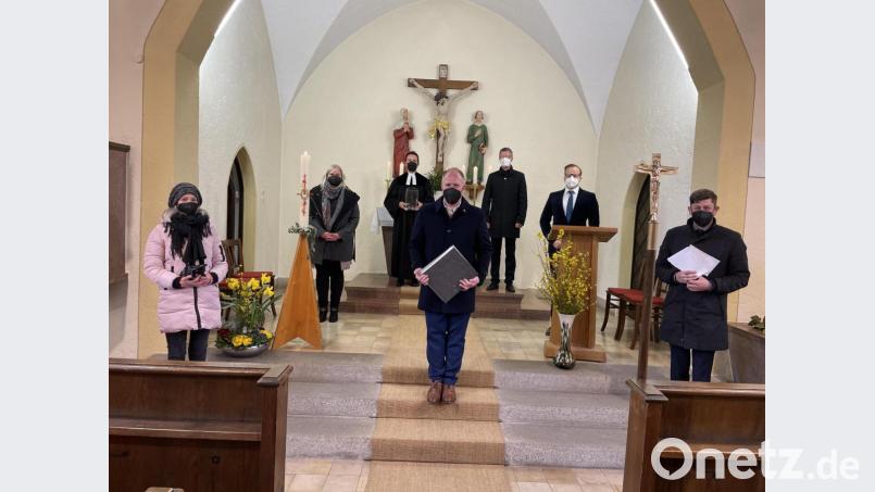 Wirkten am Gedenkgottesdienst in Hirschau mit (von links): Simone Crowder, Saskia Krügelstein, Pfarrer Stefan Fischer, die Bürgermeister Marcus Eichenmüller (Schnaittenbach) und Hermann Falk (Hirschau), Christian Hammerschmidt, Andreas Schießler. Bild: wku