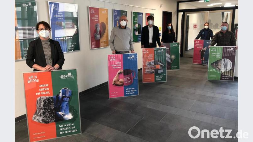 Vorgestellt wurde das neue Kommunikationskonzept des Beruflichen Schulzentrums Wiesau von (von links) Martina Auer-Bertelshofer, Hermann Körner, Schulleiter Thomas Metzler, Anja Dietz, André Putzlocher und Markus Schultes. Bild: wro