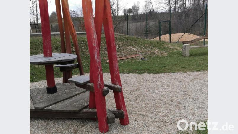 Mehr Attraktivität: Der eingezäunte alte Tennisplatz hinter dem Moorbad-Spielplatz könnte zur Parcour-Landschaft für Skater und Radfahrer werden. Bild: Portner