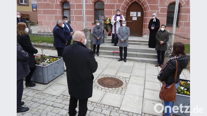 Gedenkfeier und Andacht vor dem Rathaus. Bild: mfh