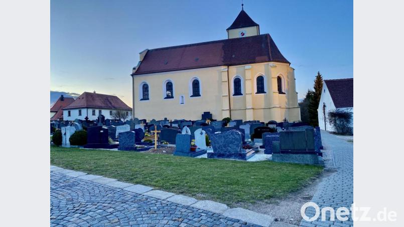 Die Grabnutzungsgebühren steigen geringfügig. Die ebenfalls geänderte Friedhofssatzung verbietet unter anderem Grabschmuck auf dem Urnenfeld und bei künftigen Baumbestattungen. Bild: Eichl