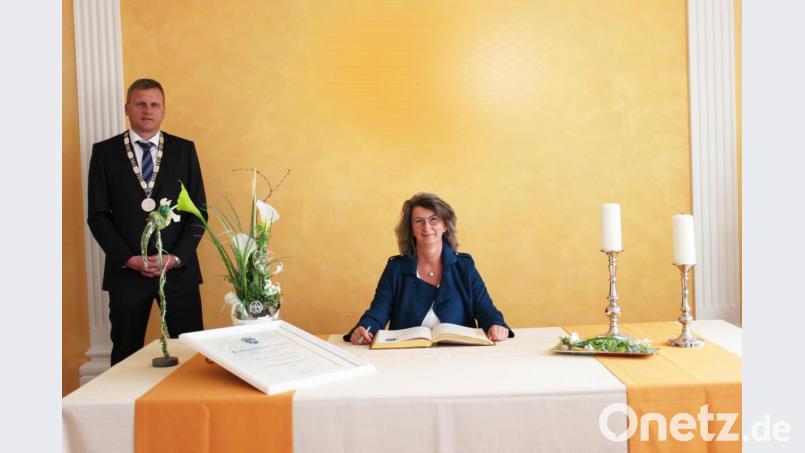 Altbürgermeisterin Susanne Plank trug sich im Beisein von Bürgermeister Rudolf Seidl in das Goldene Buch der Stadt Maxhütte-Haidhof ein. Bild: Angelika Niedermeier/exb