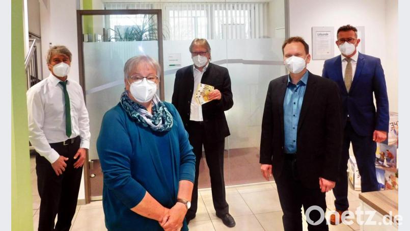 Von Norbert Wolf (hinten Mitte) nahmen Sozialamtsleiterin Heidi Lauterbach und Bürgermeister Christian Porsch (vorne von links) 1050 Euro für den Sozialfonds der Gemeinde entgegen. Mit im Bild sind die Vorstände Peter Porsch (rechts) und Konrad Schäffler (links). Bild: hai
