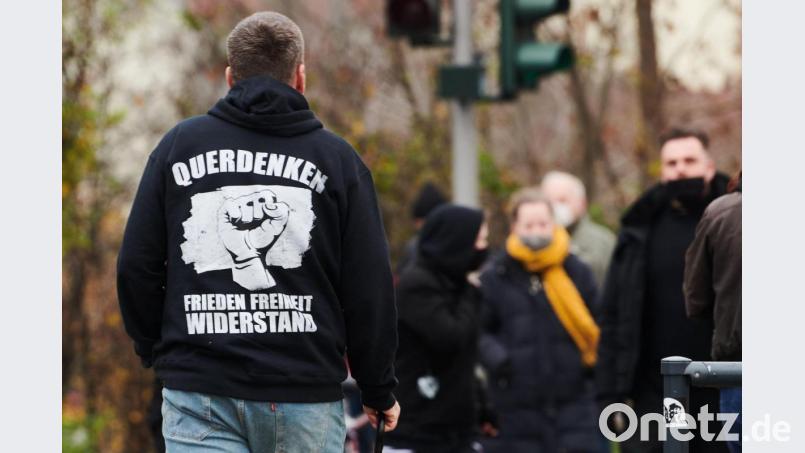 Teilnehmer einer „Querdenken“-Demonstration in Berlin. Diese Demos sind oft Nährboden für extremistisches Gedankengut. Symbolbild: Annette Riedl