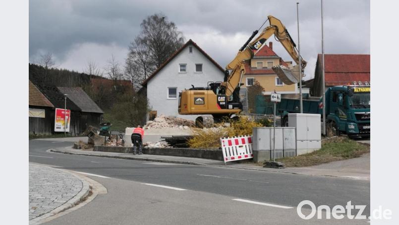 Fast nichts mehr zu sehen: Das Haus in der Schönseer Straße 8 in Oberviechtach ist abgetragen. Anschließend folgen die beiden Stadel gegenüber sowie das ehemalige AOK-Haus. Bild: Portner