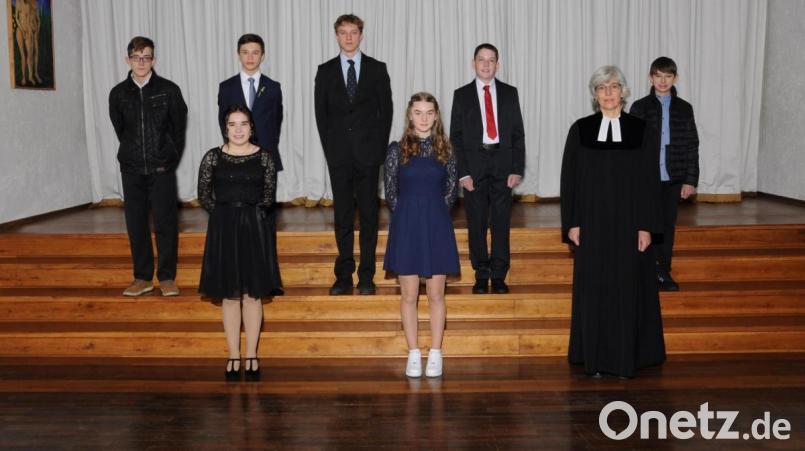 Pfarrerin Ulrike Häberlein mit dem zweiten Teil der ersten Konfirmandengruppe. Bild: Foto Neuber
