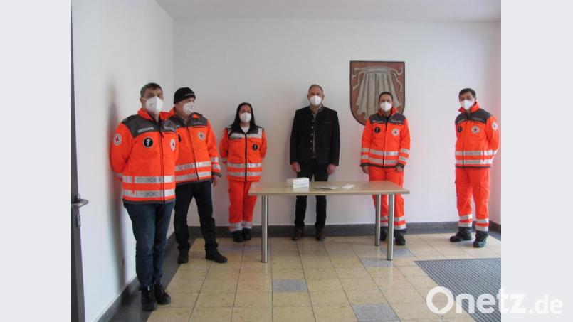 Zu einer Besprechnung wegen Einrichtung der Corona-Teststation trafen sich Bürgermeister Richard Kammerer (Dritter von rechts) und die Helfer vor Ort Haidenaabtal sowie Gerd Kincl (2. v. links) vom BRK im Gemeindezentrum um die Einrichtung zu besprechen. Bild: sei