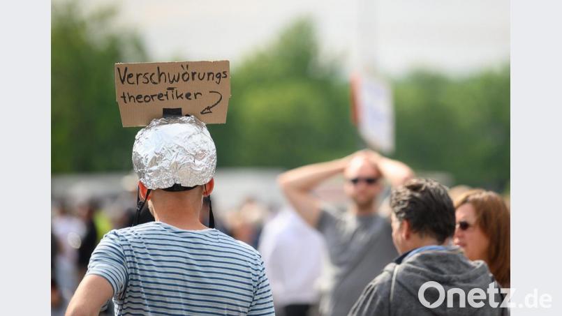 Ein Mann trägt auf einer Protestkundgebung der Initiative "Querdenken 711" einen Aluhut mit einem Schild, auf dem "Verschwörungstheoretiker" steht. Schilder, die sich kritisch zum Lockdown äußerten, waren am Wochenende auch in Amberg zu sehen. Symbolbild: Sebastian Gollnow, dpa