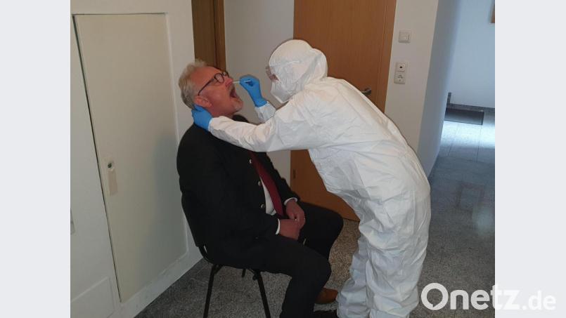 Bürgermeister Rudolf Schopper lässt sich von Hanna Scharnagl testen. Bild: tok