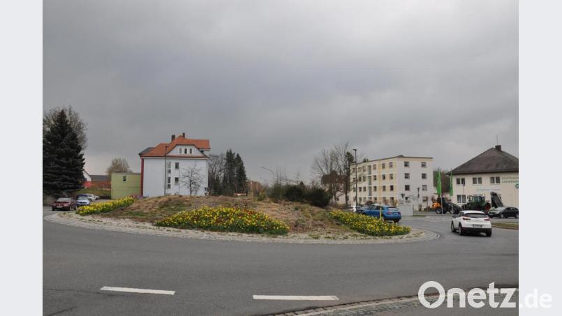 Konrad Schedl von den Grünen lobte in der Bauausschusssitzung die Gestaltung des Kreisverkehrs in der Mitterteicher Straße durch die Mitarbeiterinnen des Bauhofes. Kein leichtes Areal, so Bürgermeister Franz Stahl, weil auch viel Verkehr herrscht. Bild: ws