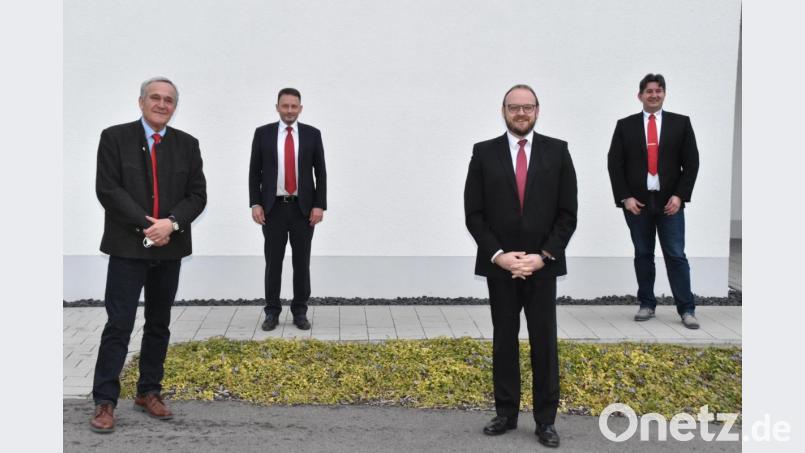 Geschäftsführer Sandro Galitzdörfer, Landrat Andreas Meier, Oberbürgermeister Jens Meyer und Alt-OB Kurt Seggewiß (von rechts) führen den Rotkreuz-Kreisverband durch die kommenden Jahre. Bild: hcz