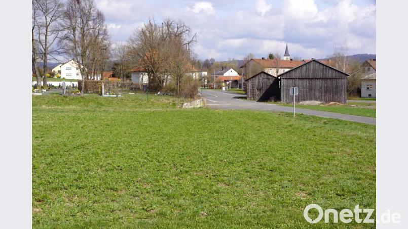 Gewerbegebiet Schirnitzbach: Auf der grünen Wiese, links von der Straße, ist einer der beiden Parkplätze für den Friedhof vorgesehen. Nach der neuen Planung erhält er eine Trafostation für Elektrofahrzeuge. Bild: bkr