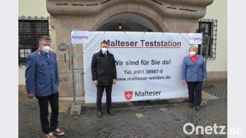 Malteser-Chef Dieter Landgraf, Oberbürgermeister Jens Meyer und Ortsbeauftragte Barbara Faltenbacher eröffnen die Corona-Teststation. Bild: uz