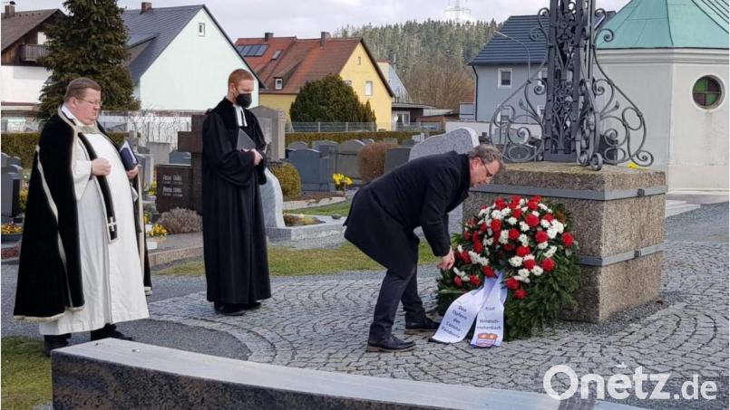 Bürgermeister Karlheinz Budnik legte ihm Beisein von Pfarrer Hubert Bartel (links) und Pfarrer Christoph Zeh am Friedhof einen Kranz für die seit einem Jahr an Corona Verstorbenen nieder. Bild: Stadt Windischeschenbach/exb