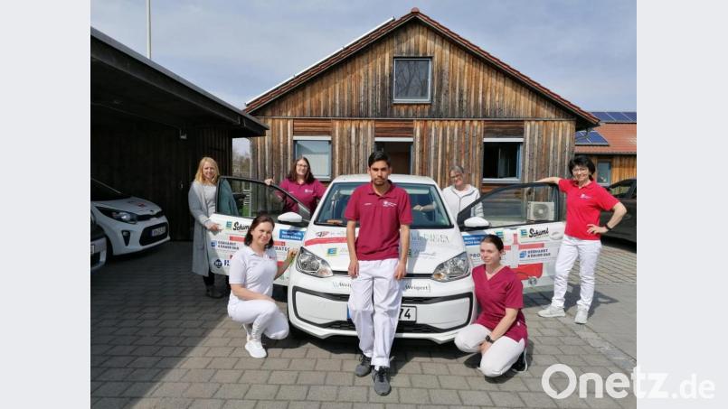 Der gesponserte VW UP wird täglich zum Einsatz kommen, so Ingeborg Gerlach (rechts), Leiterin der Sozialstation. Bild: oe