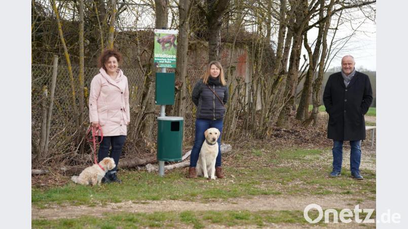 Der Ammerthaler Bürgermeister Anton Peter (rechts) bittet zusammen mit Melanie Grab (Mitte) und Susanne Kunisch von der Rehkitzrettung Amberg-Sulzbach die Hundehalter, ihre Vierbeiner in Wald und Flur anzuleinen. Bild: oe